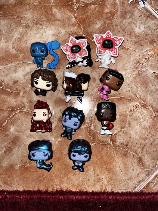 Diverse figurine stranger things kinder joy