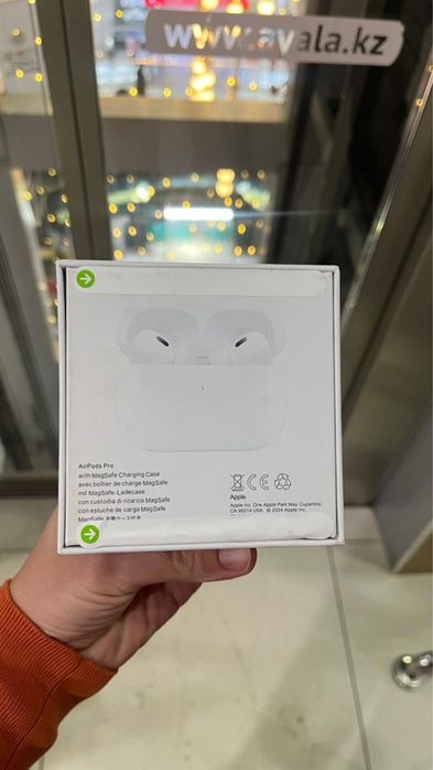 Наушник air pods есть 2 штуки