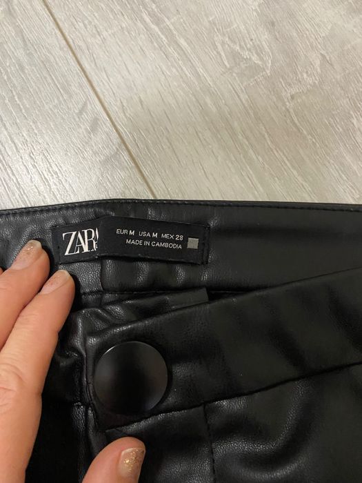 Кожен панталон на Зара