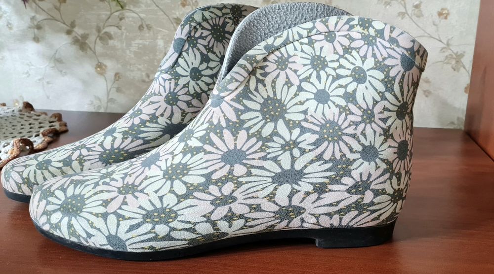 Продам стильные резиновые ботинки