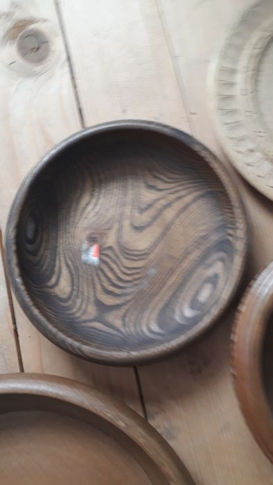 Ръчно правени дървени чинии и купи