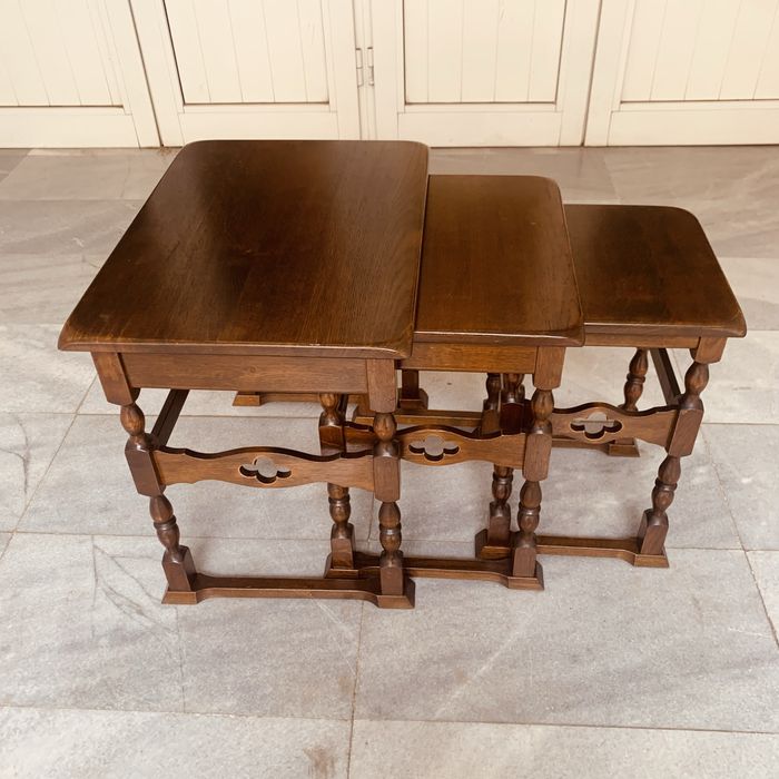 Комплект винтидж дървени масички (nesting tables) – масив, отличен вид