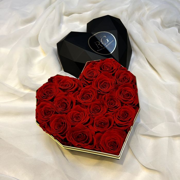 Луксозен букет от вечно живи рози аранжирани в Диамантено сърце