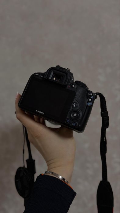 Камера Canon , зеркальная камера