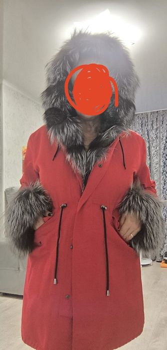 Продается женская парка.