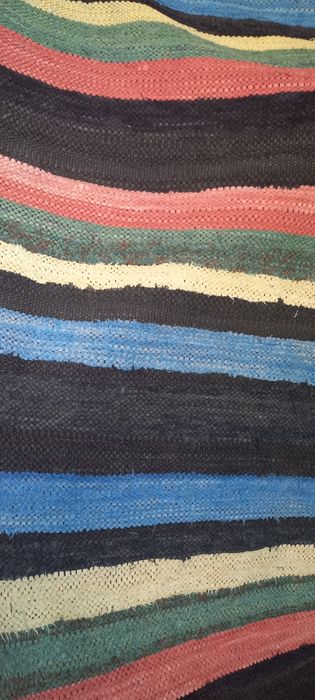 Тъкани черги и една покривка за маса