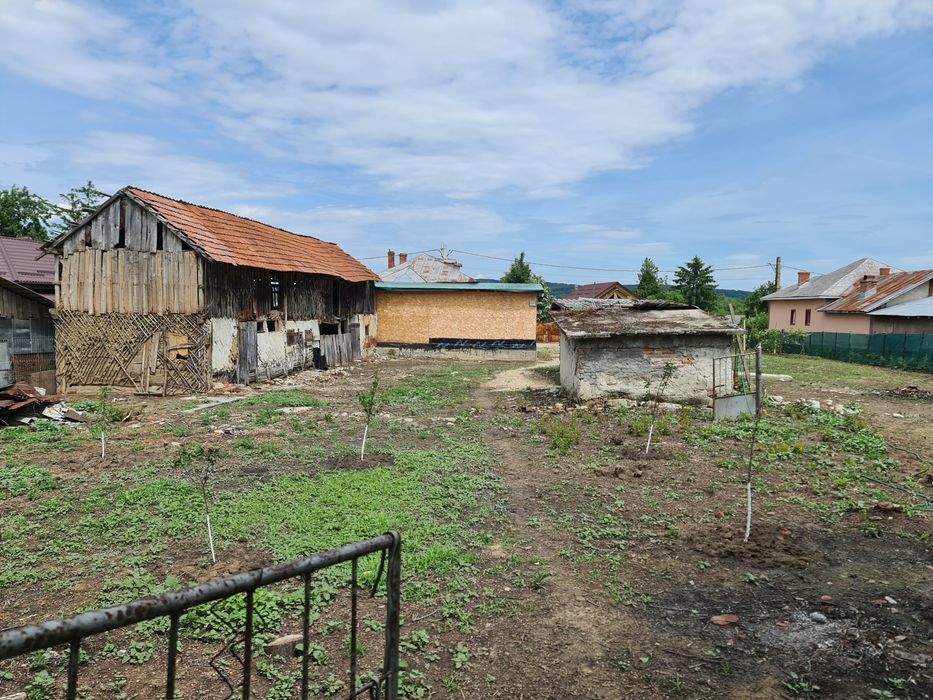 Vând casă la țară