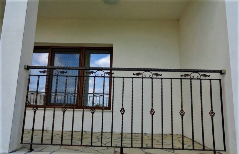 Balustrada din fier forjat și tablă decupată.