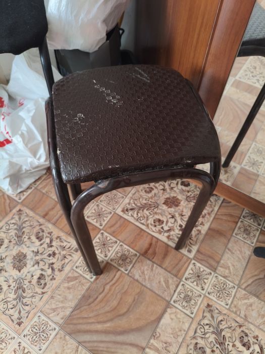 Продам стулья и набор стол стул тумбочка