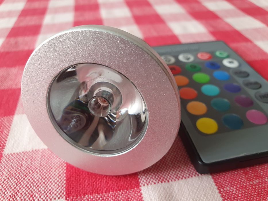 Bec led color cu telecomanda