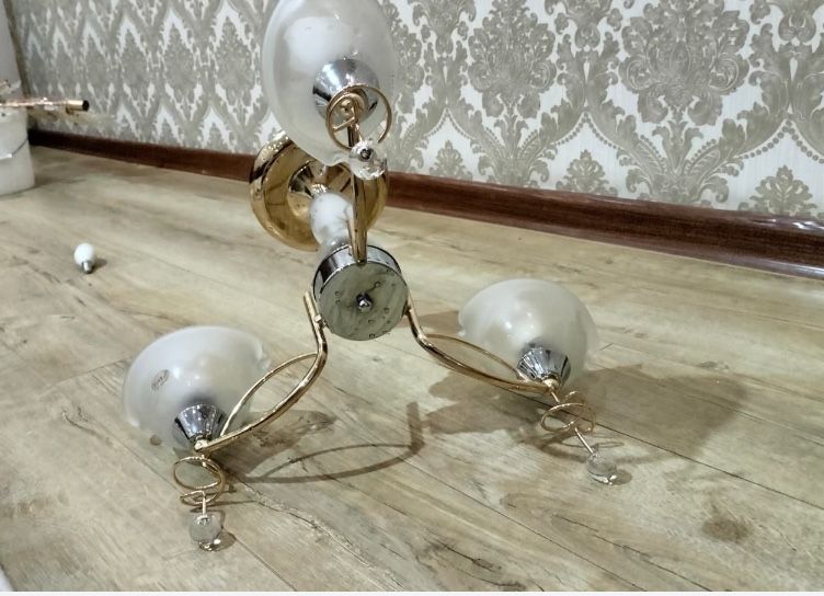 Трехрожковая люстра