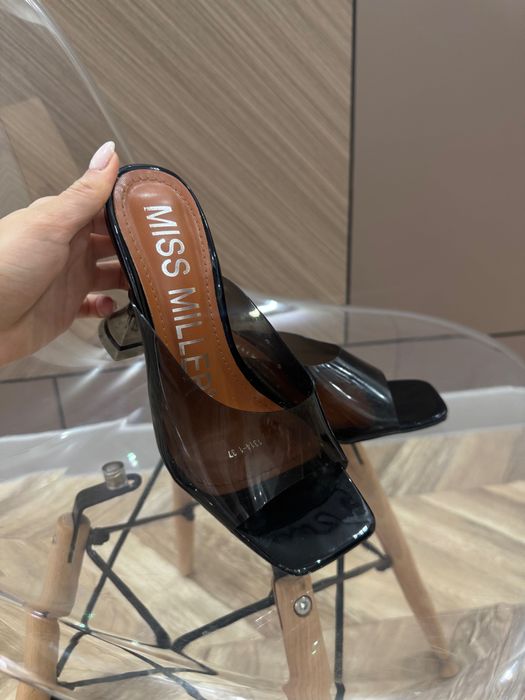 Летние открытые черные туфли