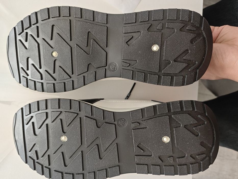 Кроссовки абсолютно новые