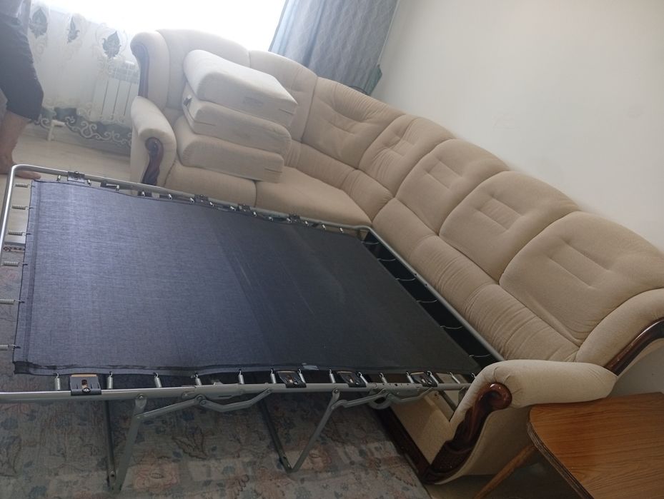 Срочно продам угловой диван с креслом