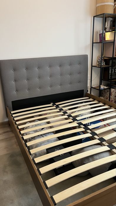 Pat tapitat din lemn masiv cu somiera 160x200 cm