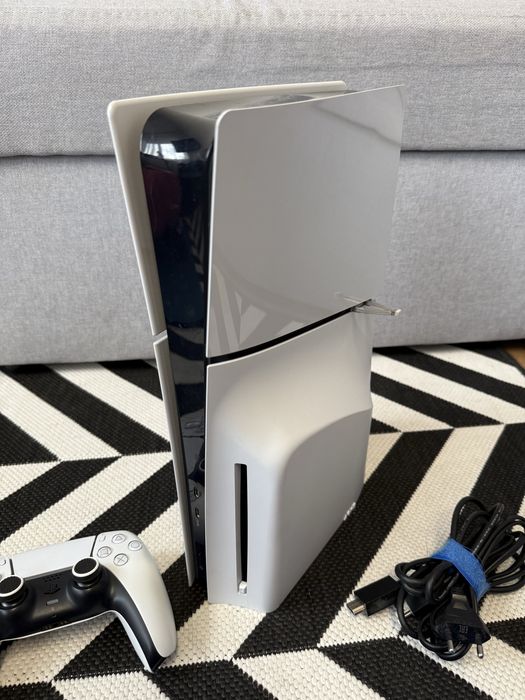 КАТО НОВ Play Station 5 Slim Diac с 1 джоестик  и 4 игри