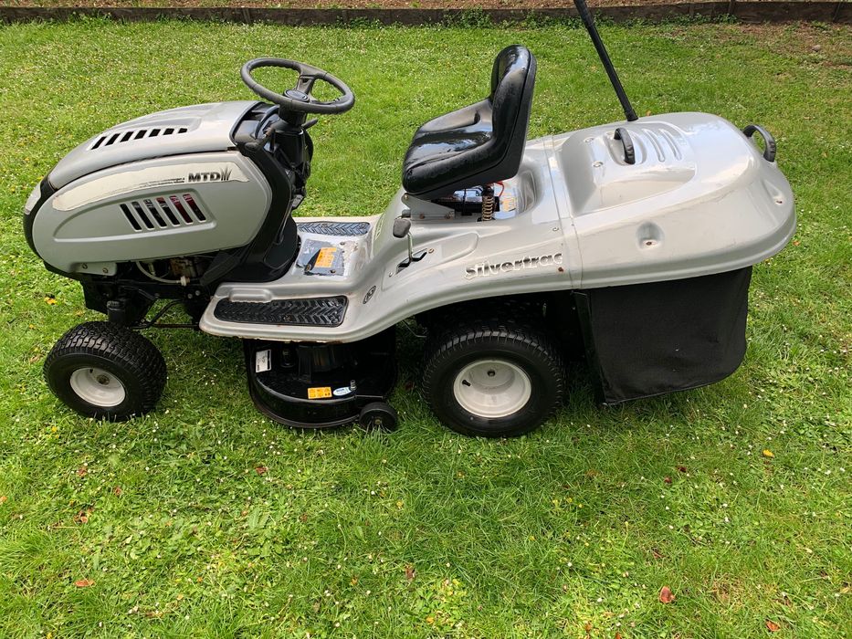 Tractoraș de tuns gazon