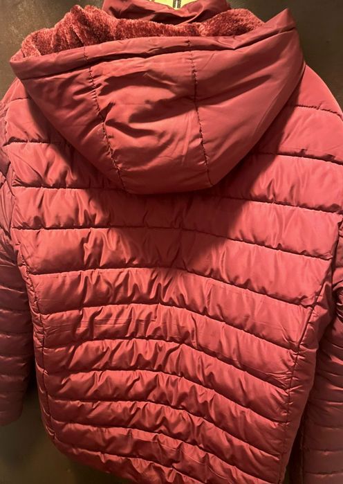 Зимно яке с пухкава подплата и подвижна качулка