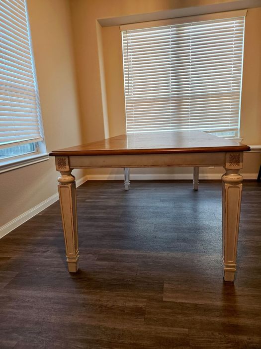 Обеденный стол Ashley