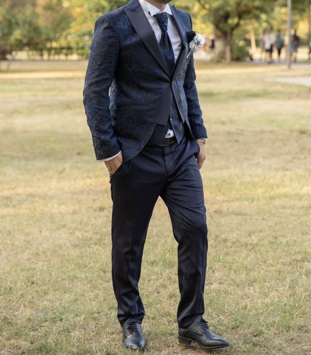Costum elegant barbat