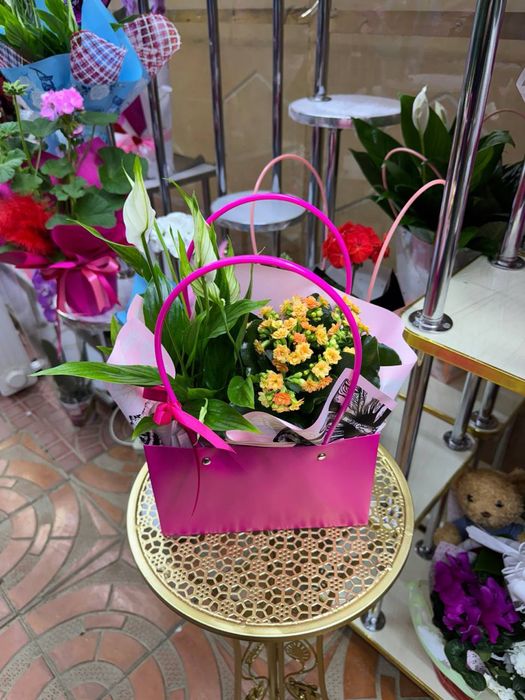 8 mart uchun sovg'aga berish uchun arzon xona gullari