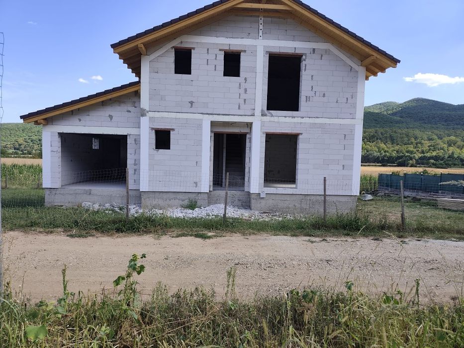 Vând casa la rosu