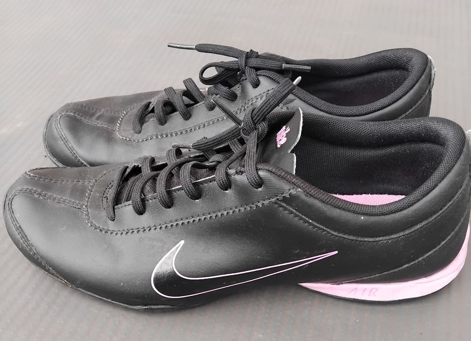 Дамски черни маратонки