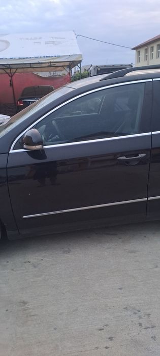 Vand usa stânga fata vw Passat B6 an 2010 break cod culoare LC9X in stare foarte buna fara rugina