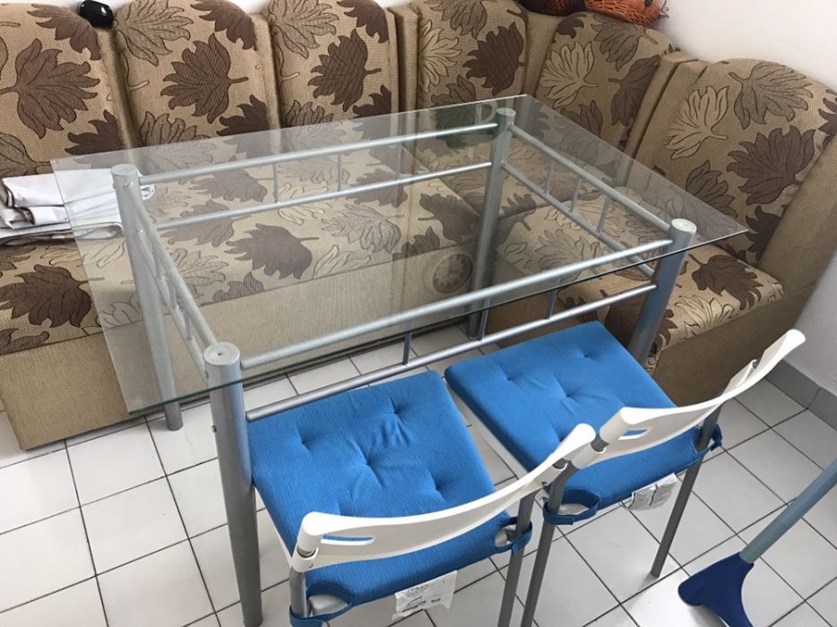 Стъклена трапезна маса