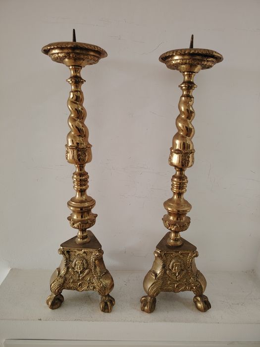 Superb set de 2 sfeșnice de podea din bronz masiv in stilul Baroc ,piese cu o lucrătură de o foarte mare finețe,stare excelenta, dimensiuni h 55 cm