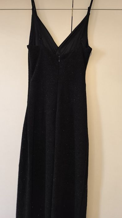 Дълга черна рокля за повод