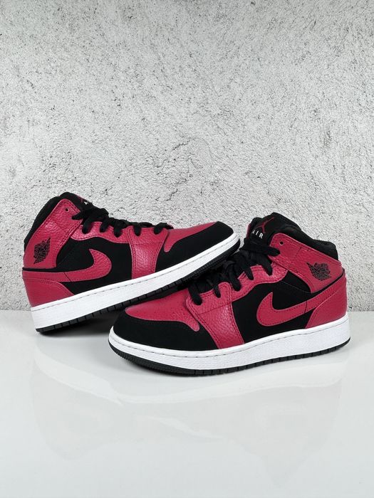 Air Jordan 1 Mid Reverse Bred