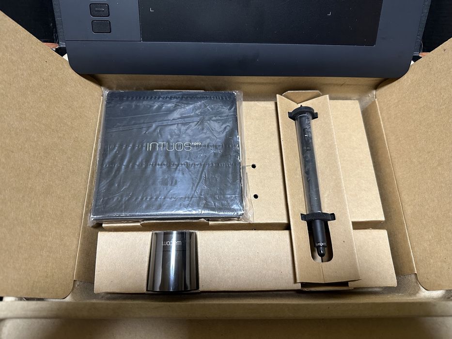 Графичен таблет WACOM INTUOS PRO S