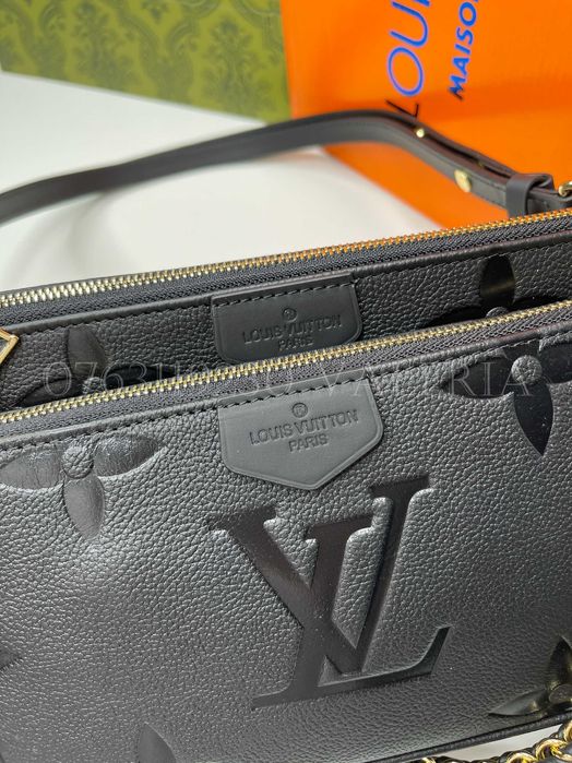 Geanta Louis Vuitton - Pochette Accessoires Piele Embosata neagra