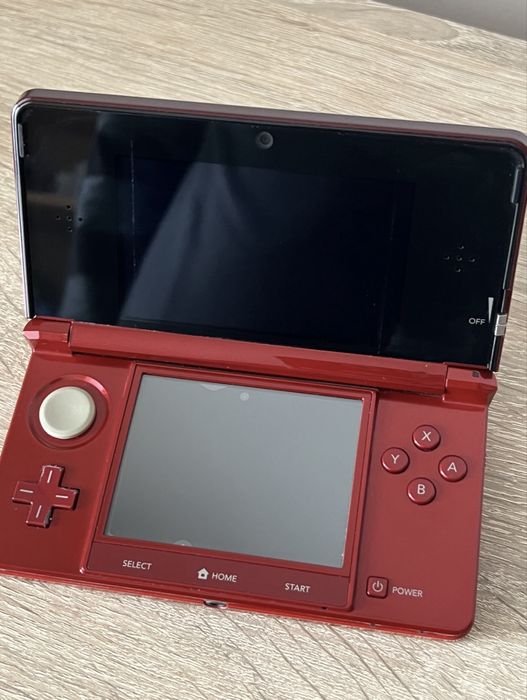 Vand  Vând consolă Nintendo 3DS (culoarea Flame Red)