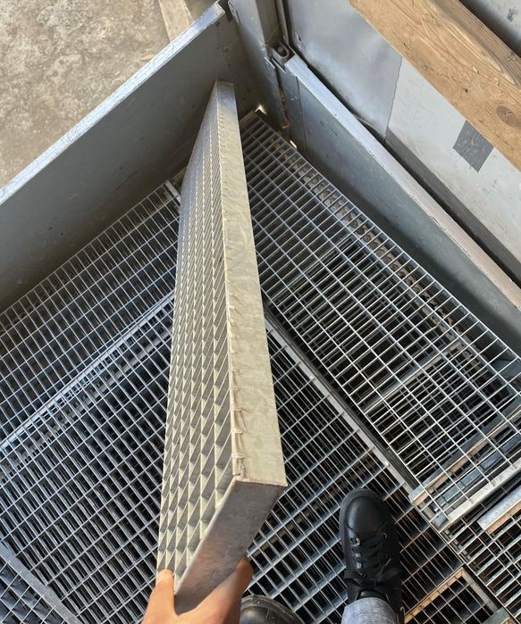 Trepte și gratare zincate