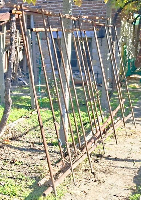 Подарявам покривни плоскости, бетонови колове, желязни тръби и други.