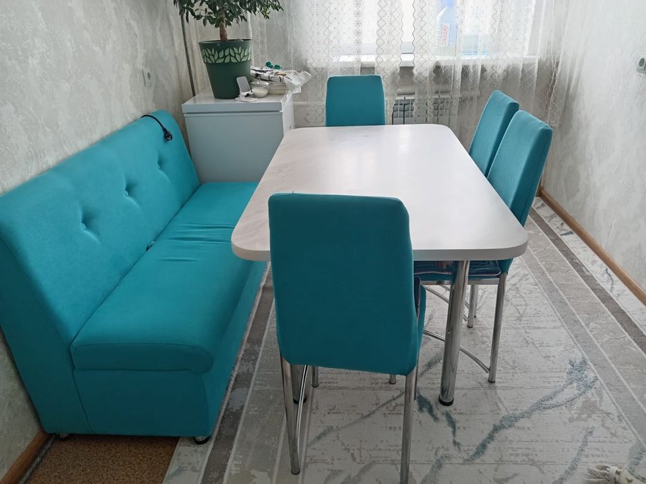 Обеденная зона с 4  стульями