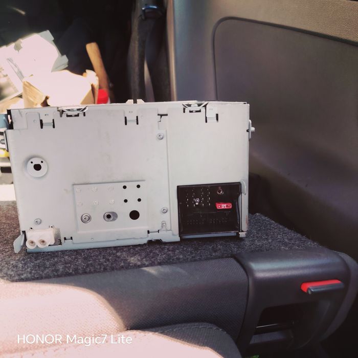 Продавам мултимедия и сд плеар за голф 5