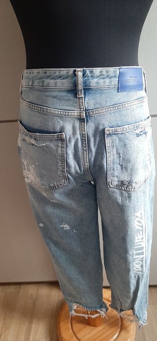 Blugi cu rupturi 40 Bershka