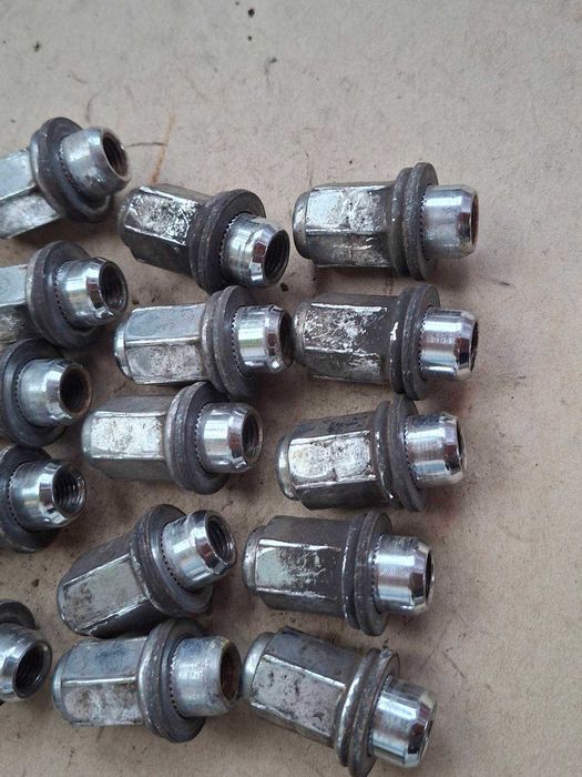 Toyota гайки за Тойота Оригинални хромирани - 20 бр .