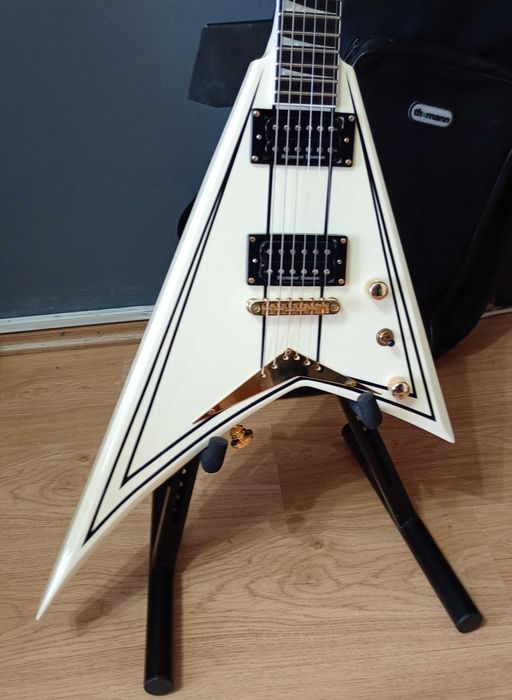 Chitară electrică Jackson Pro Rhoads RRT-3 cu husă, Dunlop StrapLocks și stand Fender