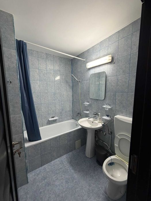 Persoana Fizica vand apartament 2 camere, 47 mp Parcul Feroviarilor (P-ta Abator - B-dul Bucuresti), bloc reabilitat termic, centrala termica proprie.