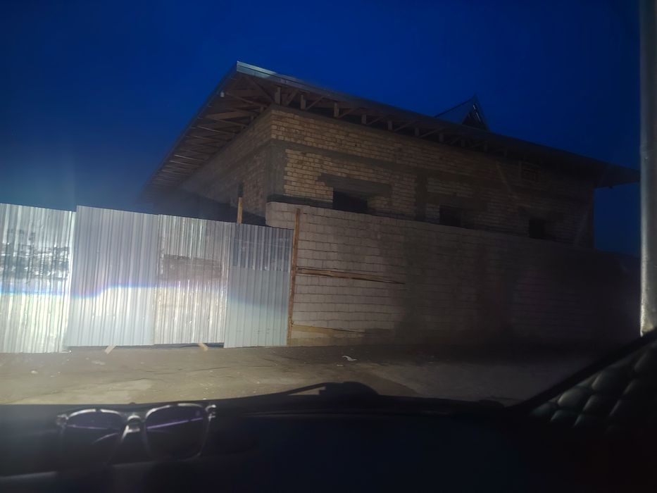 Uy sotiladi tomi yopib qoyilgan