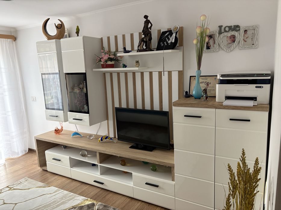 Mobila  alb lucios