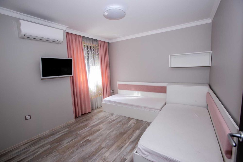 Дава се под наем Тристаен апартамент в Бургас, Център - 90 кв.м за 816 € - Снимка #7