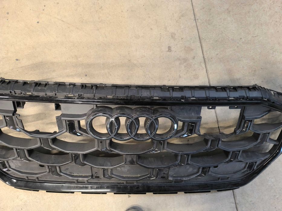 Ауди Q8 централна решетка