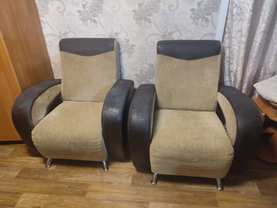 Продам диван и два кресла .