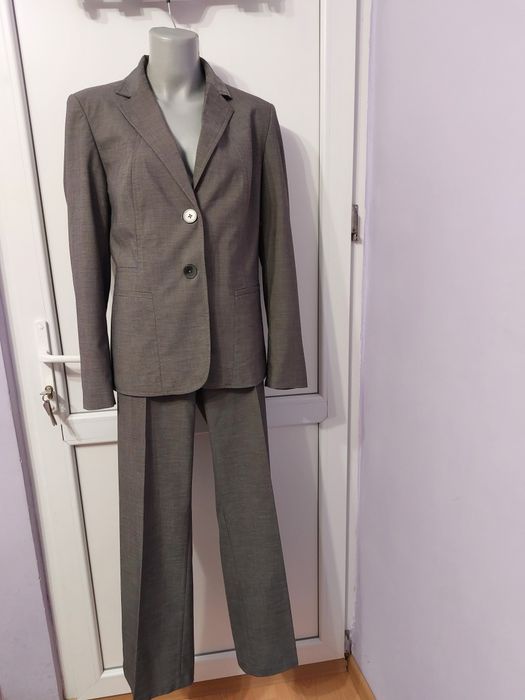 Vând costum dama Marimea 42