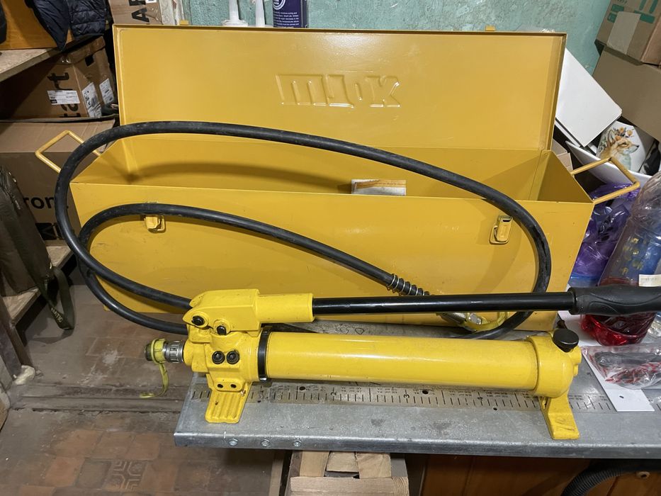 Пресс для гибки электропроводных шин.